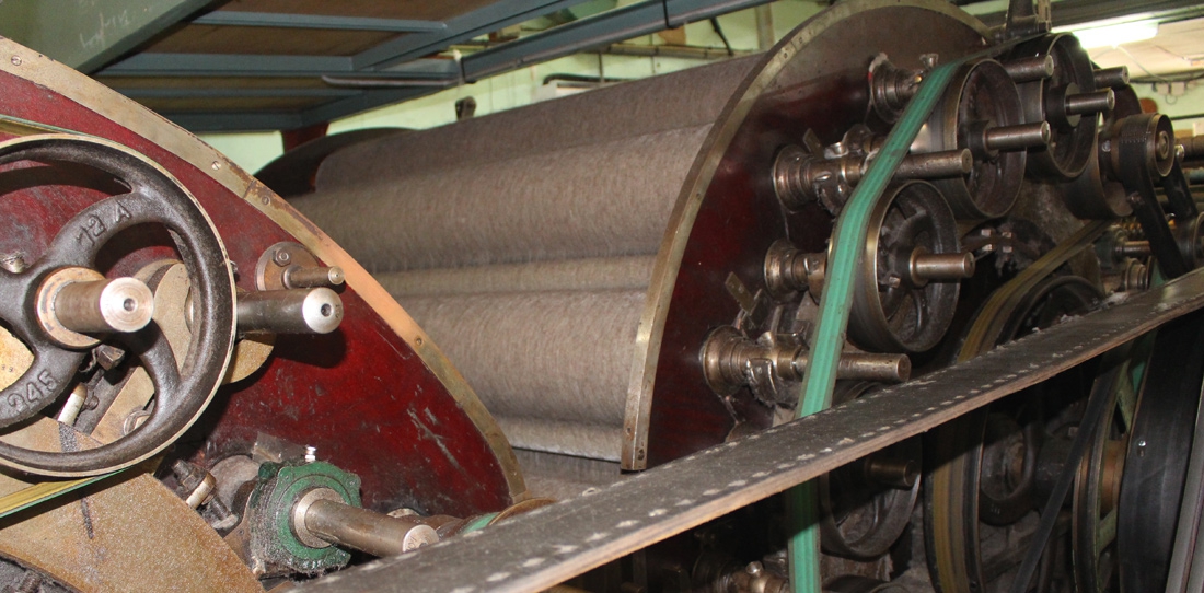 The wool stretched on the carding machine
