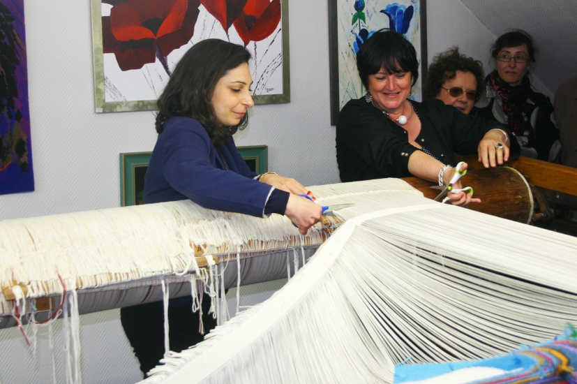 Bina Baitel and the weaver Françoise Vernaudon cut off the last threads to free the tapestry of the loom (may 2014)